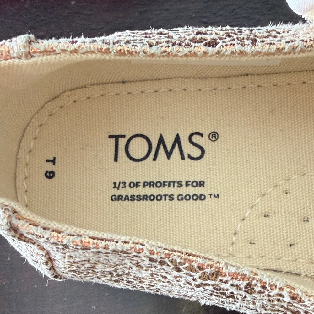 Toms Shimmering Gold Kids Sneakers - Picture 2 of 3